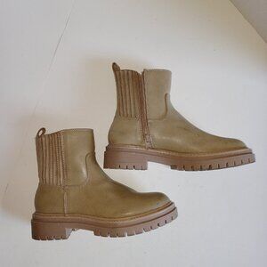 Like new  - Tan Lug Sole‎ Chelsea Boots - Size 7.5